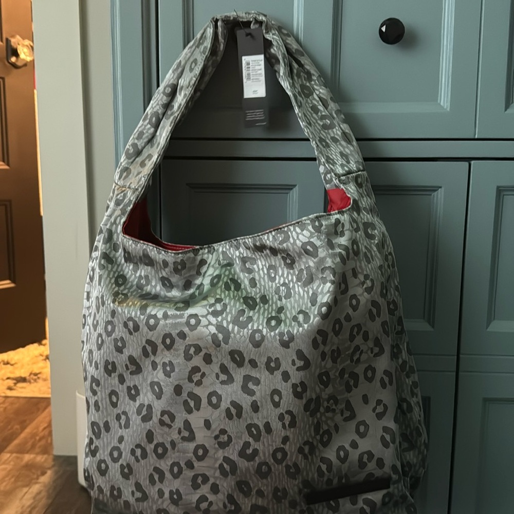 Tahari hobo